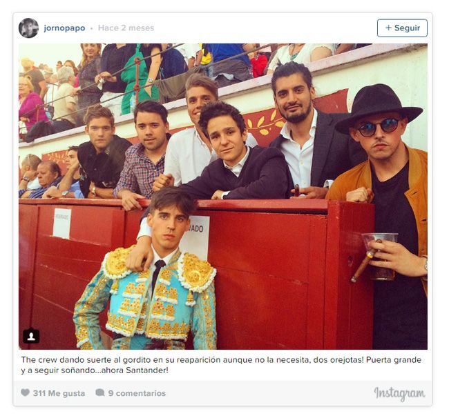 De izquierda a derecha, Marcos Alonso, Javier Díaz Alonso, Miki Alonso, Felipe de Marichalar, Joako, Richie Caballero y abajo el torero Gonzalo Caballero. "The crew dando suerte al gordito en su reaparición aunque no la necesita, ¡dos orejotas! Puerta grande y a seguir soñando... ¡ahora Santander!", escribió Joako en su cuenta de Instagram junto a la imagen
