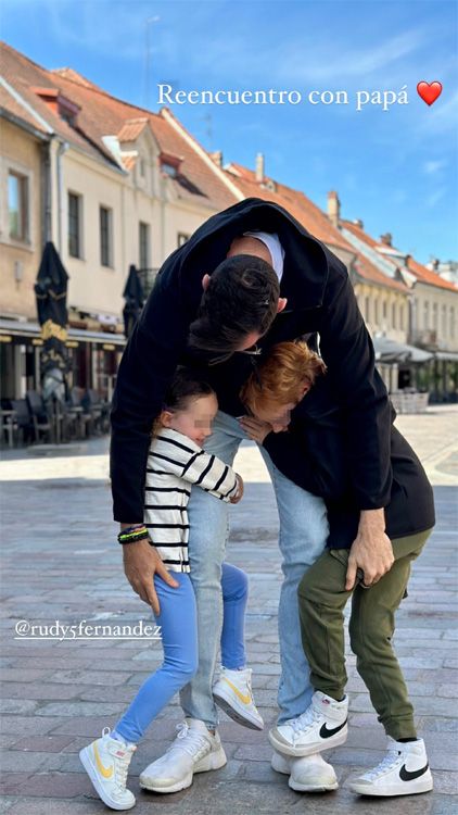 Rudy Fernández se abraza con sus hijos