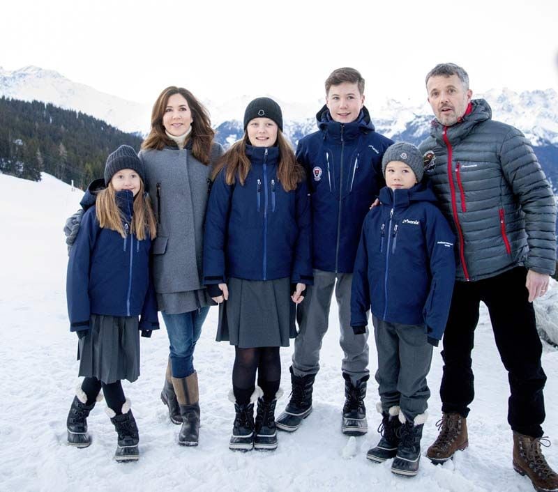 Federico y Mary de Dinamarca con sus hijos