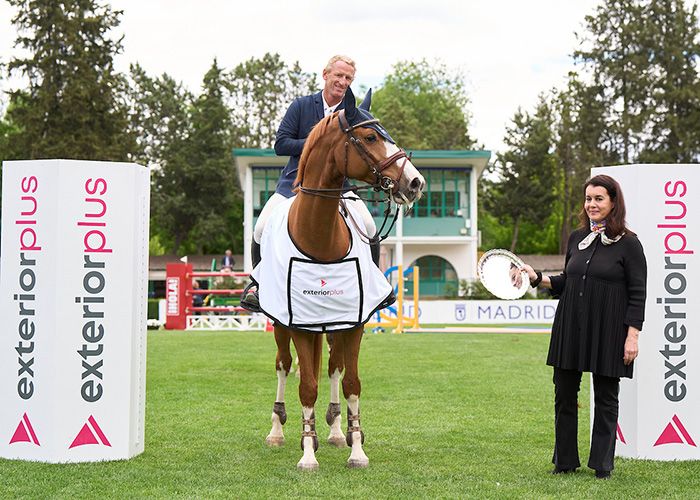 Piedad Siegfred entrega el trofeo a Portela Morais