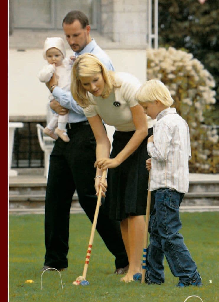 Los príncipes Haakon y Mette-Marit jugando con sus hijos