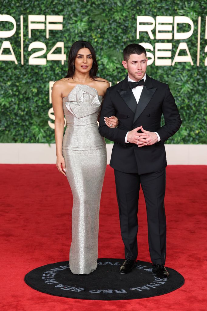 Priyanka Chopra Jonas y Nick Jonas en la red carpet del Red Sea International Film Festival 2024 en Jeddah, Saudi Arabia