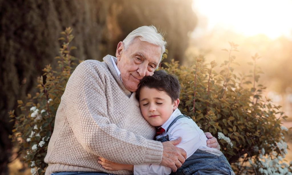 abuelo abrazado a su nieto