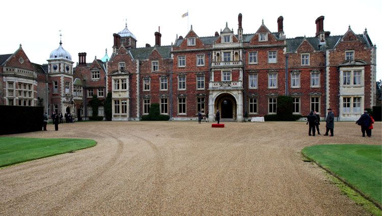 La finca rural de Sandringham -que cubre 8.000 hectáreas- es muy especial para la Reina, aquí su padre, el Rey Jorge VI, falleció el 6 de febrero de 1952. El mismo día en el que ella asumió la corona para abrir una nueva era para los Windsor
