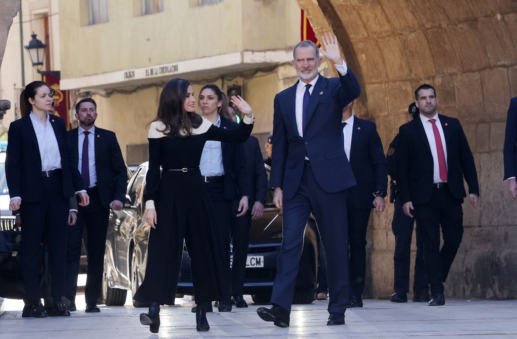 La reina Letizia recicla su mono bicolor de Teresa Helbig