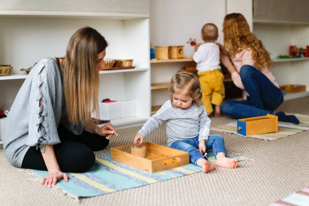 Madres con sus hijos en una clase Montessori