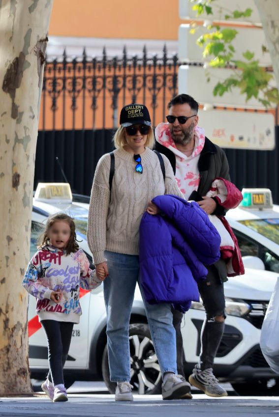 Adriana Abenia, su marido Sergio y su hija paseando por las calles de la capital