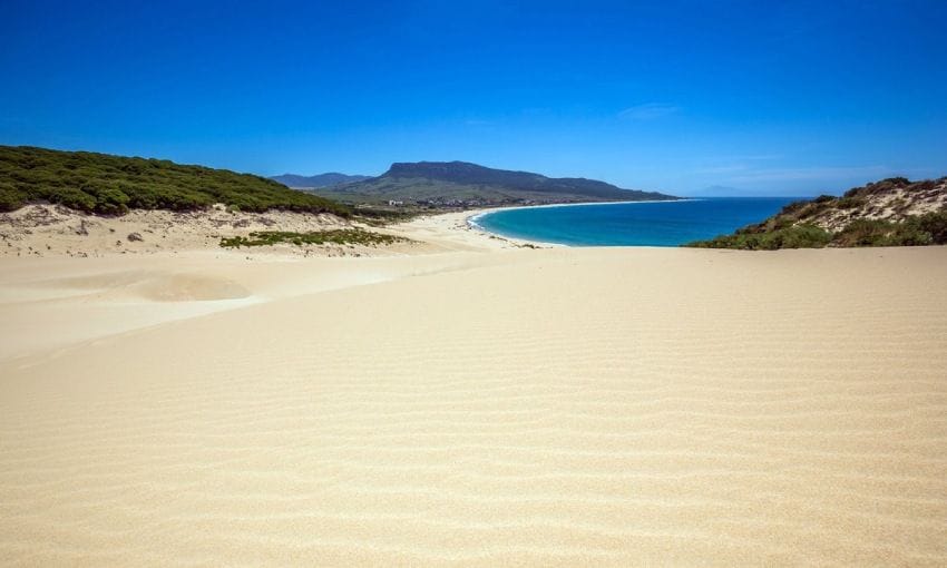 dunas en la playa de bolonia cadiz