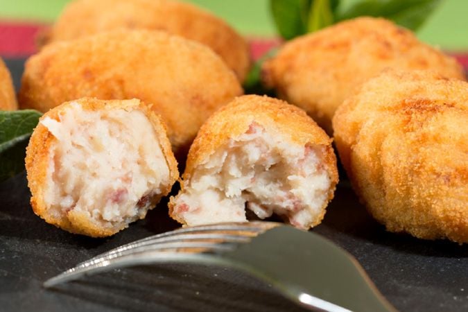 Aunque es una de las recetas más populares de la gastronomía española son muchos los chefs que consideran a las croquetas como 'bocados de alta cocina'. 