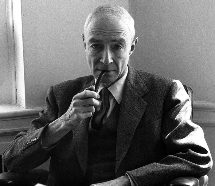  Robet Oppenheimer fue el director del proyecto de la bomba atómica