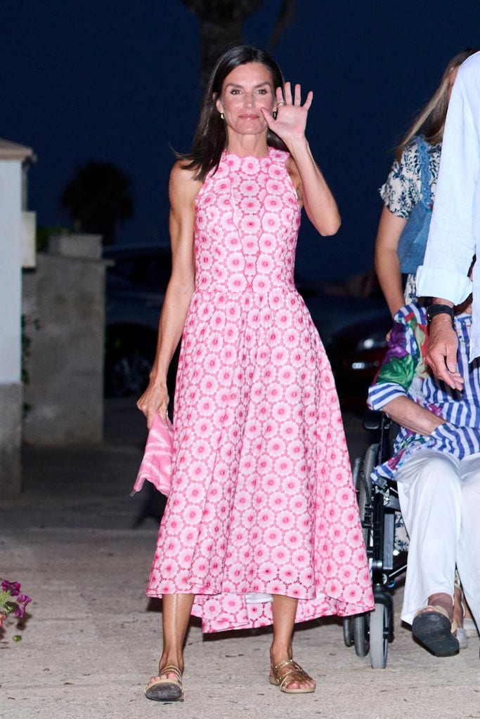 La reina Letizia con vestido de estampado floral en Mallorca