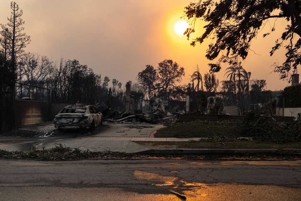 Tras los voraces incendios, el barrio de Pacific Palisades quedó reducido a cenizas y escombros