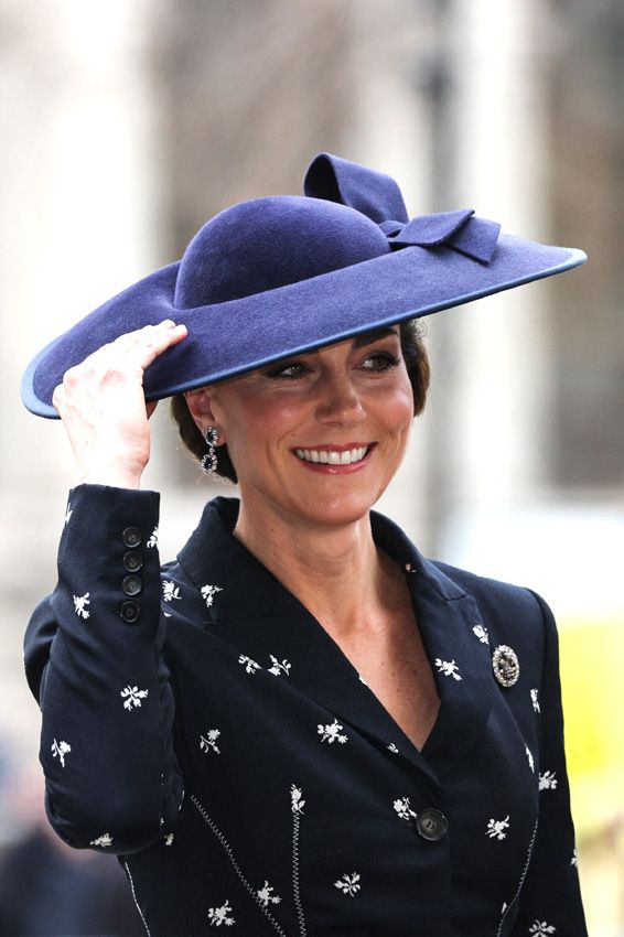 Kate Middleton estrena un traje victoriano con el broche Príncipe de Gales