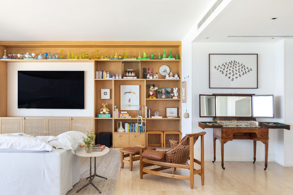 Zona de estar de salón con librería de madera