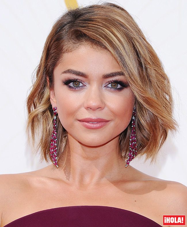 ¡Nuestra favorita! Sarah Hyland nos enamoró con un total-look 'burgundy'. Además de su favorecedora media melena con ondas deshechas y la raya a un lado, la actriz apostó por sombras en un tono vino y plata a juego con su vestido y sus llamativos pendientes. ¿El broche final? Una base muy natural, pestañas XXL, labios ultra glossy y cejas perfectas.
