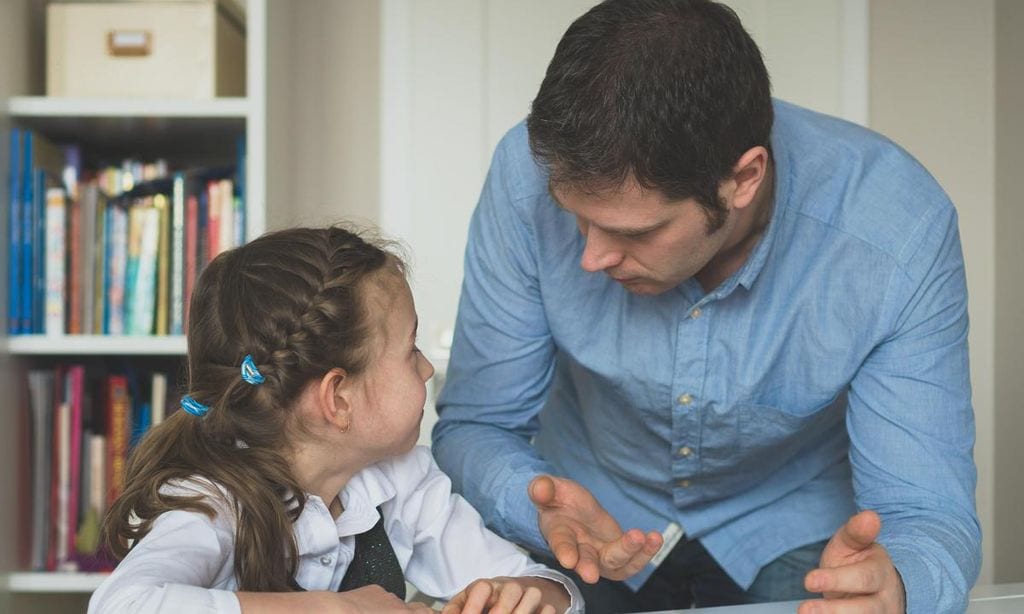 padre haciendo deberes con su hija