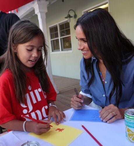 Meghan Markle con un grupo de niñas en Santa Bárbara en octubre de 2024