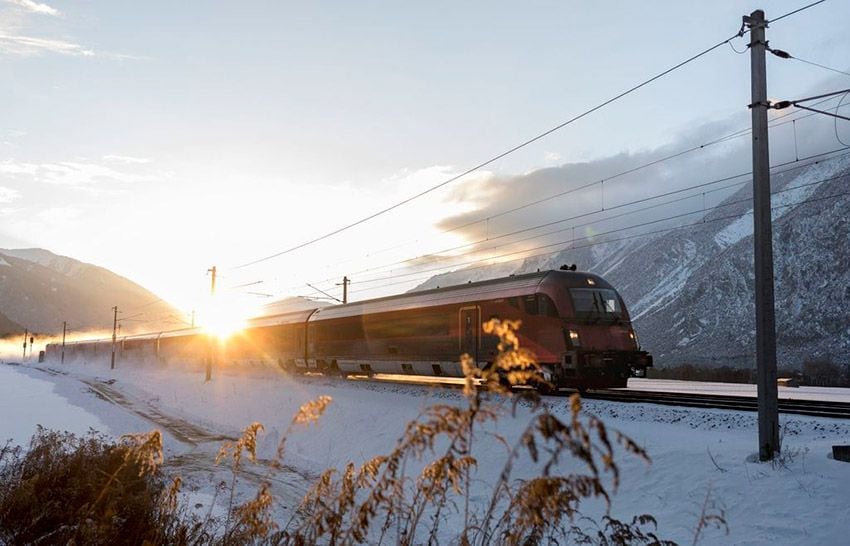 OeBB-Railjet-in-Tiroler-Winterlandschaft