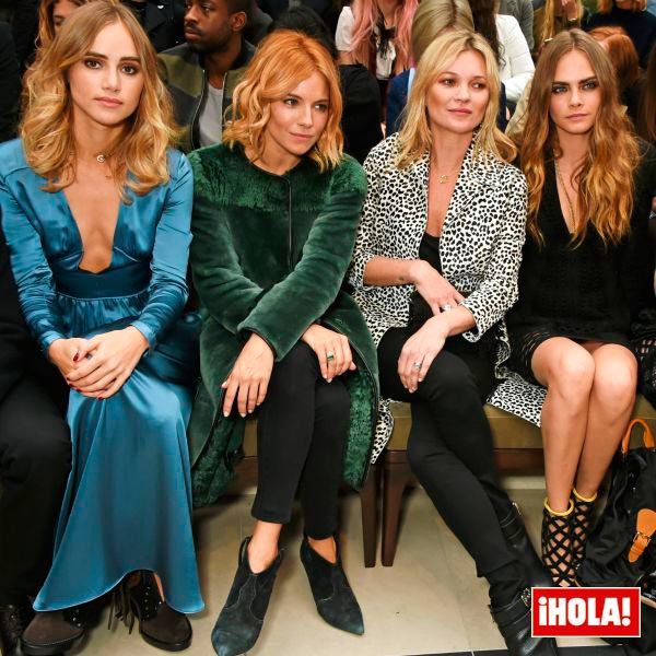 Otro front-row de excepción: dos generaciones de modelos, Kate Moss y Sienna Miller, y Suki Waterhouse y Cara Delevingne, en el desfile Burberry Prorsum.
