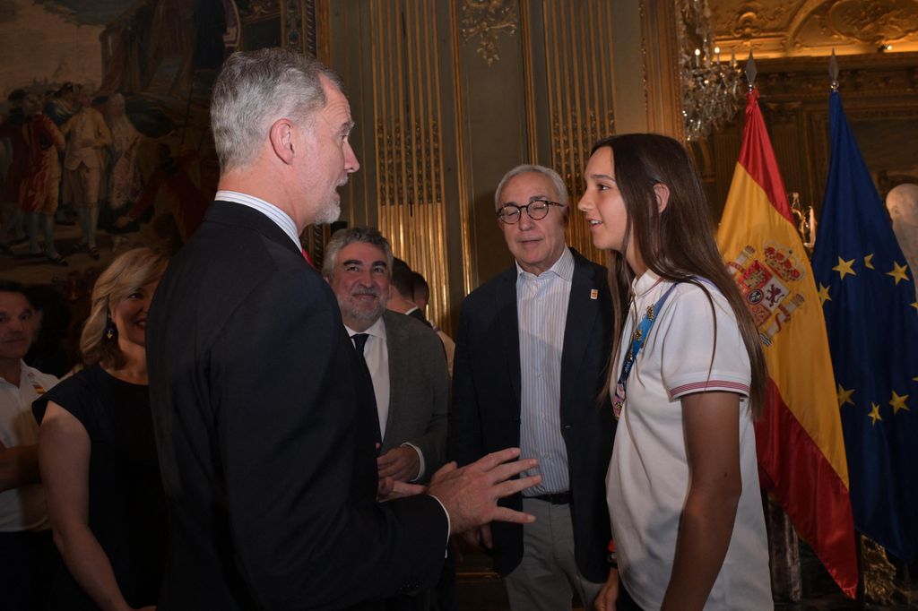 El Rey charla con la skater Natalia Muñoz, de tan solo 15 años, la deportista más joven de la delegación española en los JJ.OO. de París