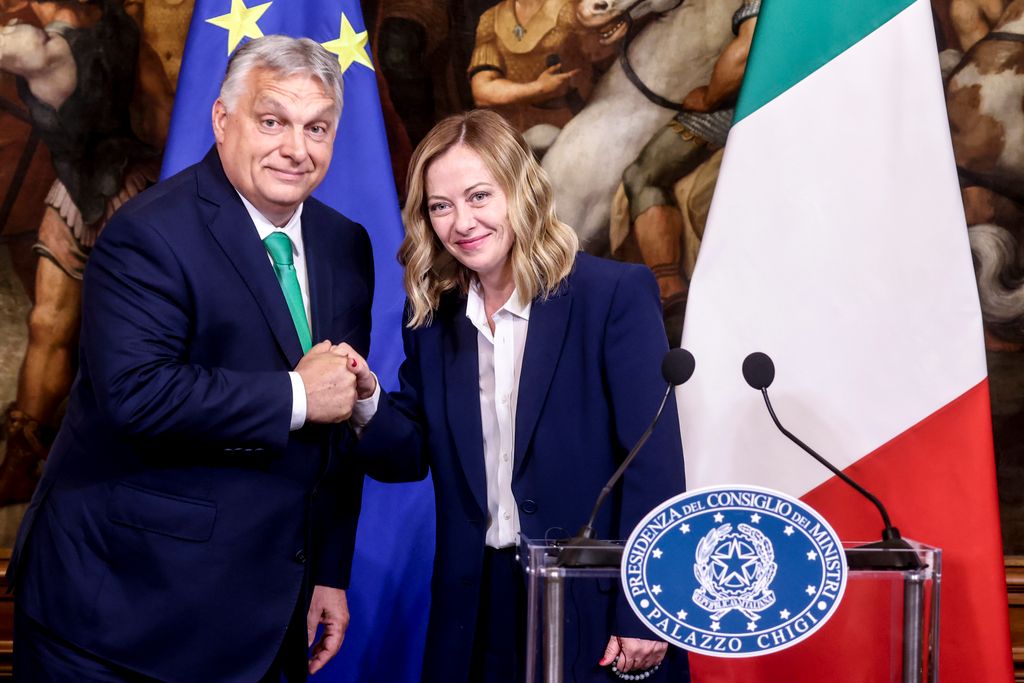 El primer ministro húngaro, Viktor Orbán y la primera ministra de Italia, Giorgia Meloni 