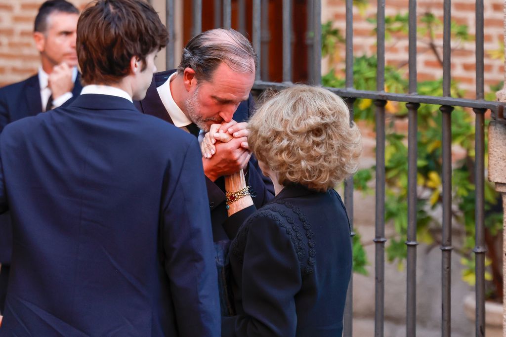 Bruno Gómez-Acebo saluda cariñosamente a la reina Sofía, delante de Pablo Urdangarin