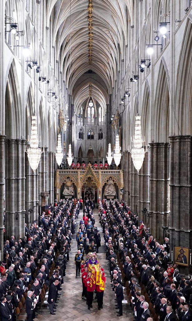 salida de la reina isabel ii de westminster