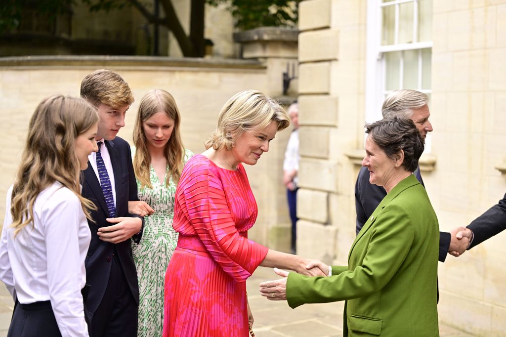Los reyes Felipe y Matilde de Bélgica en la graduación de la princesa Eslisabeth en la Universidad de Oxford acompañados por los príncipes Emmanuel y Eleonore el 23 de julio de 2024