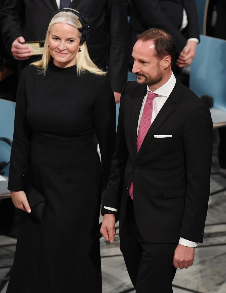 La princesa Mette-Marit con el príncipe Haakon en la ceremonia de entrega del Premio Nobel de la Paz en 2023