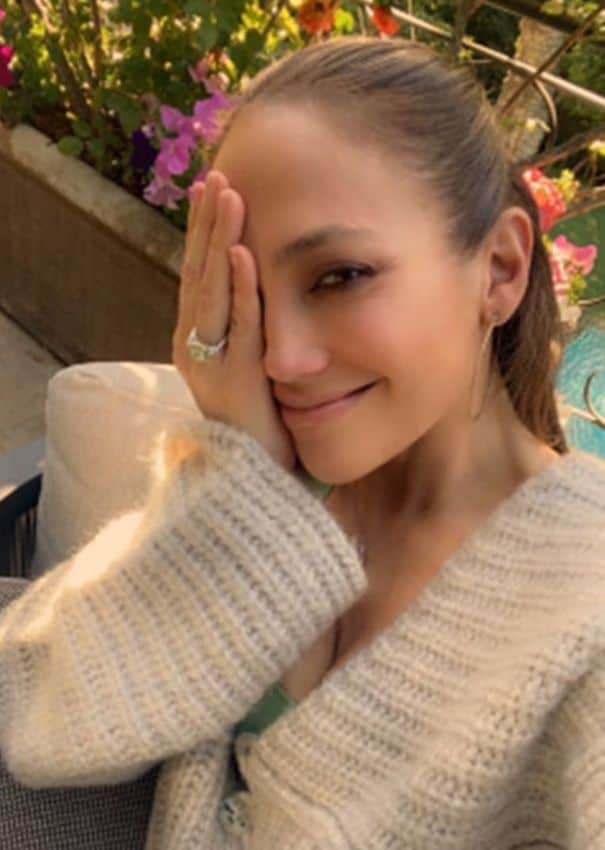 Jennifer Lopez muestra su espectacular anillo de compromiso