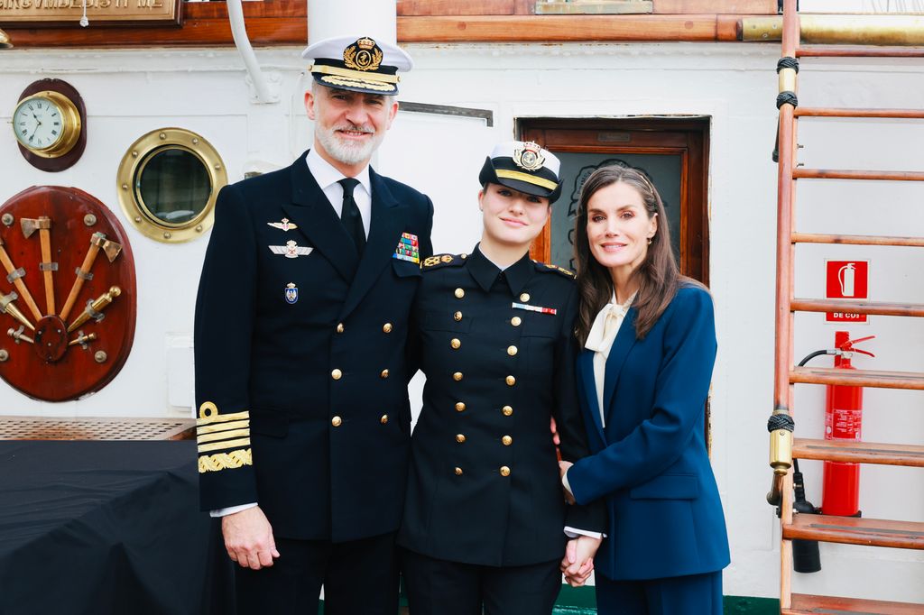 Los reyes y la princesa Leonor en la salida de Elcano