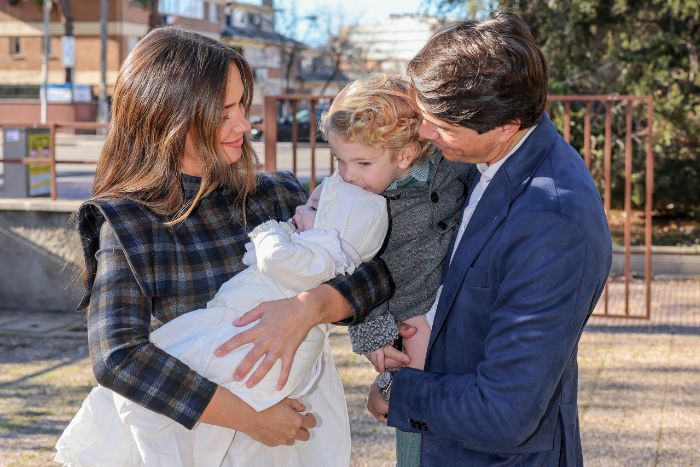 Martín da un beso a su hermana