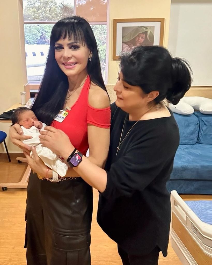 A poco más de un mes de su nacimiento de la bebé, Maribel Guardia compartió las fotos que captó el día en que nació 