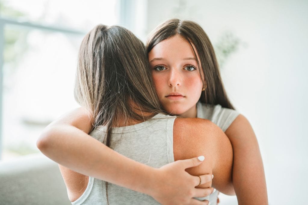 Adolescentes dándose un abrazo