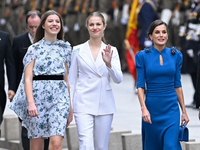 La Reina con sus hijas