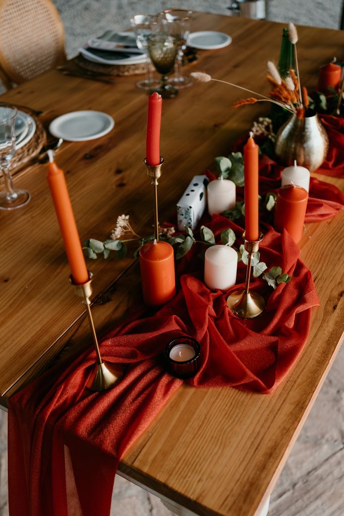 Decoración de boda con candelabros con tejidos