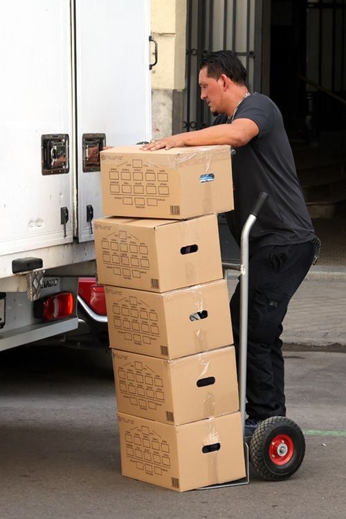 Un pila de cajas sobre la carretilla de mano