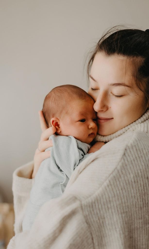 Mamá con su bebé recién nacido en brazos