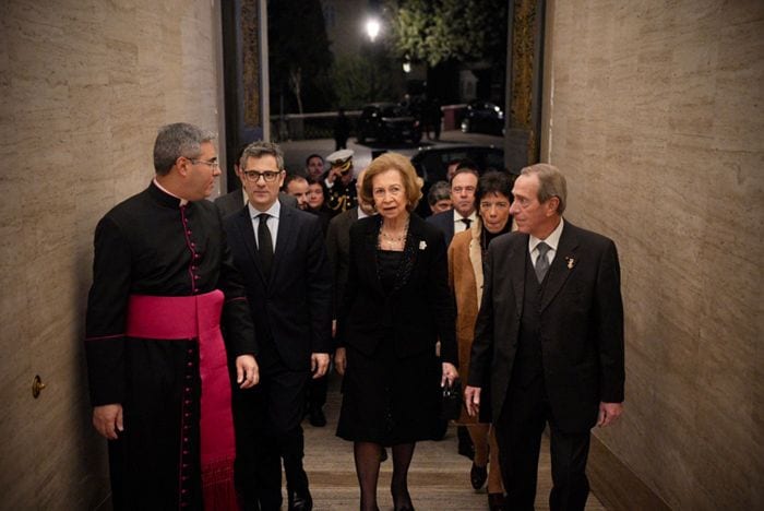 La reina Sofía visita la capilla ardiente de Benedicto XVI 