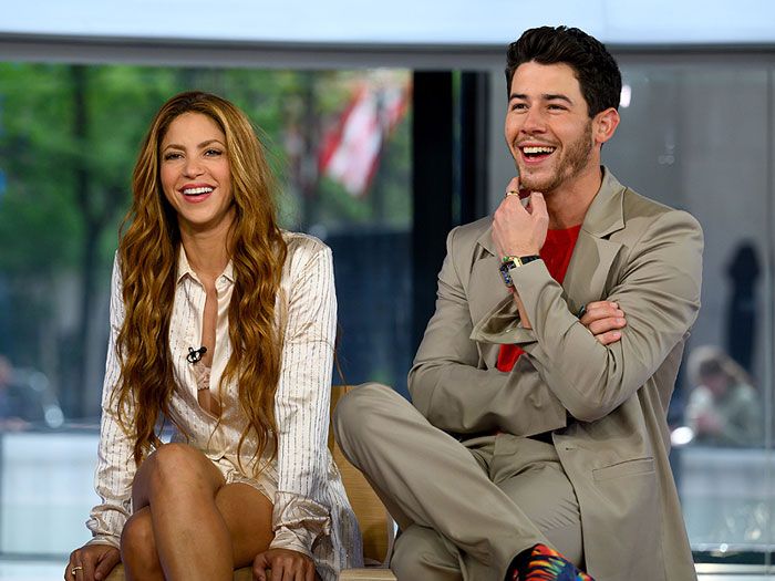 Shakira posa sonriente junto a Nick Jonas 