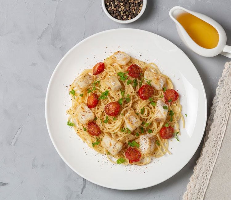 Espaguetis con bacalao y tomates cherry