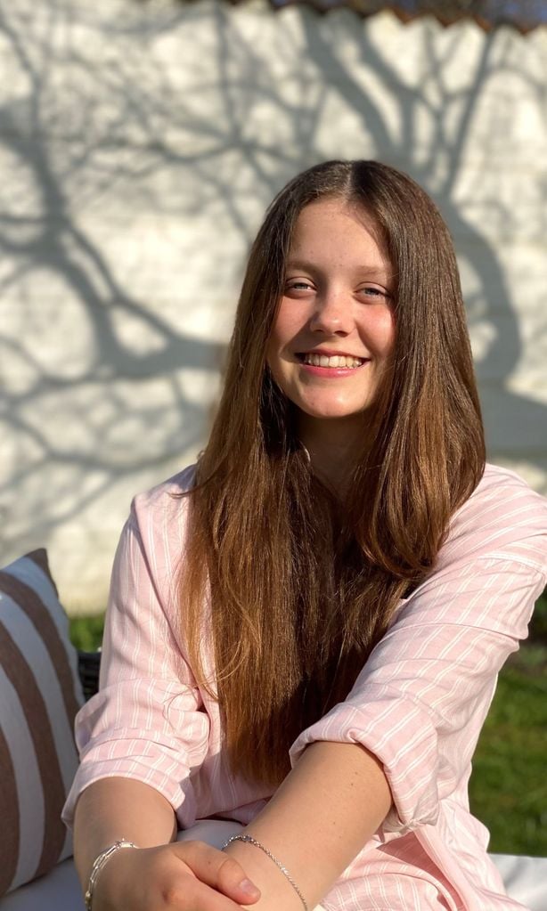 
Isabella de Dinamarca, fotografiada por su madre, la princesa Mary, en el exterior del castillo de Fredensborg, por su catorce aniversario. 
