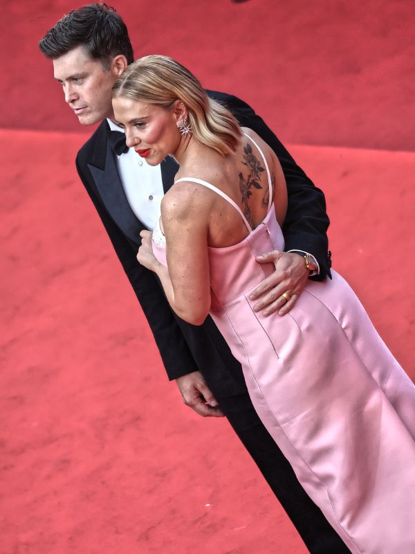 Scarlett Johansson y Colin Jost en Cannes