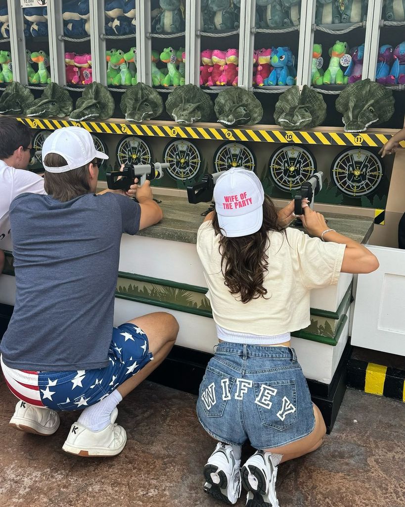 Millie Bobby Brown y Jake Bongiovi en Universal Studios; ella presumiendo su estatus como recién casada con unos shorts que dicen 'wifey'