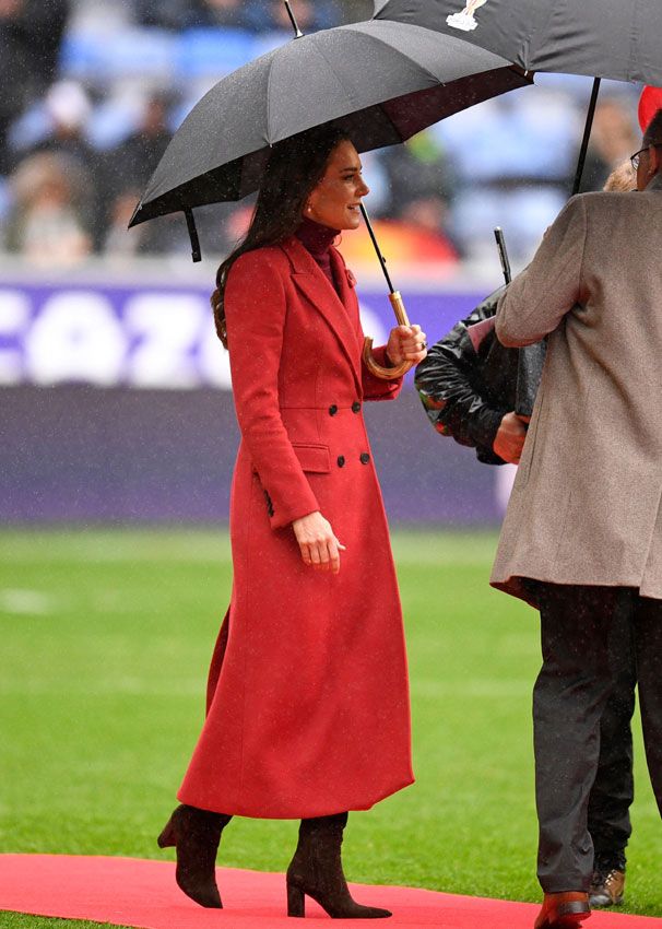 Kate Middleton y su look de abrigo rojo para asistir al rugby