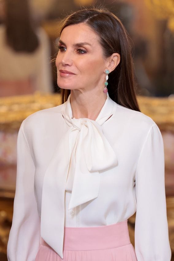 La reina Letizia con blusa con lazada