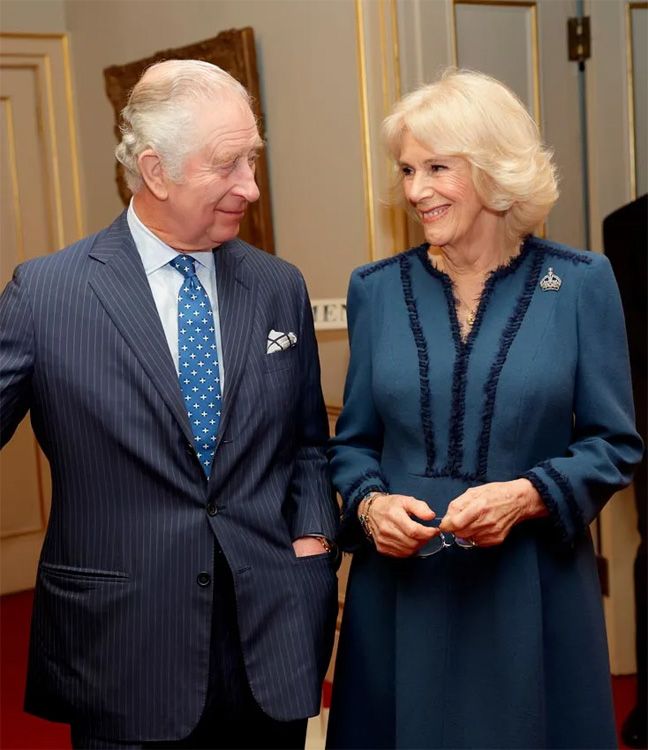 La mirada cómplice de los reyes Carlos y  Camilla
