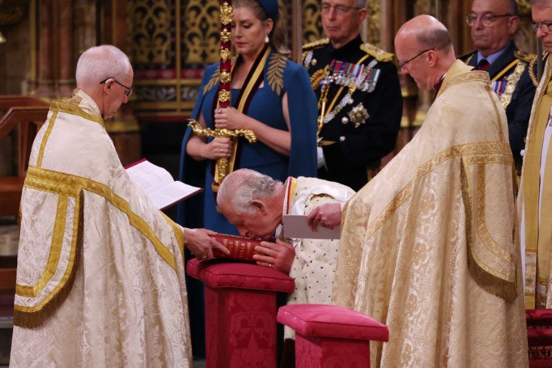 El rey Carlos III besa la Biblia en su coronación 