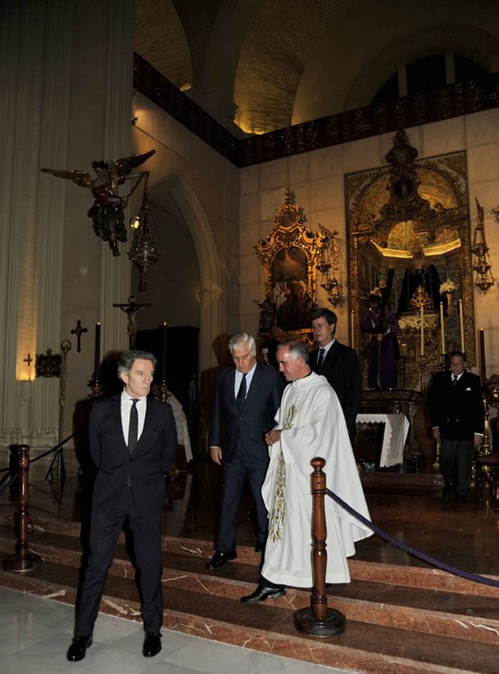 Alfonso Diez y los hijos de la Duquesa de Alba abandonando el altar acompañados por el sacerdote Jiménez Sánchez Dalp, que ofició la ceremonia FOTO: A.C.
