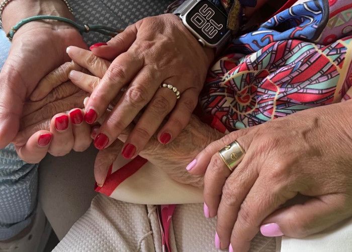 Manos de María Teresa Campos y sus hijas 